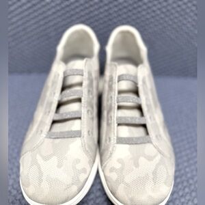 BZees Golden Slip‎ On Knit Sneakers. Size 9.5.